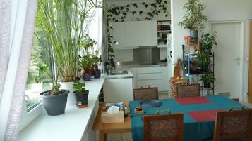 Een koelkast, een microgolfoven, een oven, een kookplaat