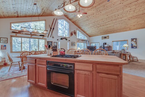 Relax and cozy-in with friends at this spacious Graeagle cabin