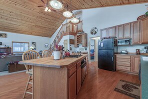 Fridge, microwave, oven, stovetop - Relax and cozy-in with friends at this spacious Graeagle cabin (Graeagle)