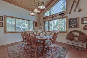 Dining - Relax and cozy-in with friends at this spacious Graeagle cabin (Graeagle)