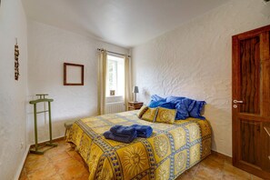 3 bedrooms, iron/ironing board, travel cot, free WiFi