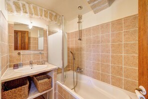 Bathtub, towels
