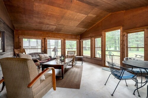 Walk to Douglas Beach! Redwoods Cabin, a Lakewood Lux property