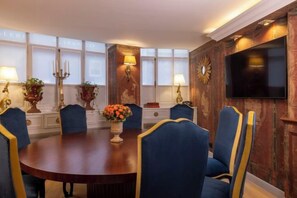 Dining - Maison Cardinal Furstemberg (Paris)