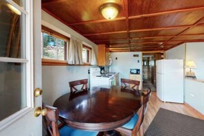 Fridge, microwave, oven, stovetop - Marr's Mountain Cabins - Cabin 2 (Red Feather Lakes)
