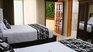 Habitación cuádruple Deluxe | Ropa de cama de alta calidad y decoración personalizada