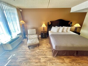 Habitación Confort | Decoración personalizada, muebles diferentes y escritorio 