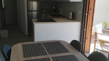 Jääkaappi, mikroaaltouuni, uuni, liesi