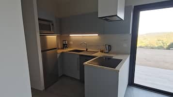 Jääkaappi, mikroaaltouuni, uuni, liesi