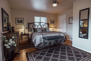 5 bedrooms, iron/ironing board, travel cot, free WiFi - Mystic Forest Lodge, w/Superb Vistas & Media Room! (Cloudcroft)