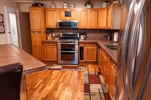 Jääkaappi, mikroaaltouuni, uuni, liesi