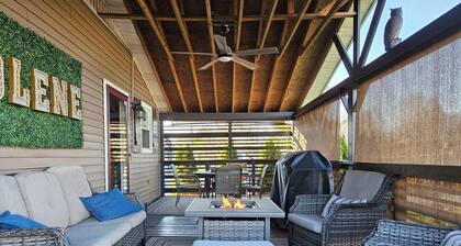 Dolly inspired 1940s 2 bedroom Bungalow near Laurel Lake, hiking, and more