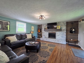 Smart TV, fireplace - Jolene’s Place London / Corbin KY near Laurel Lake, Cumberland Falls, and more (London)