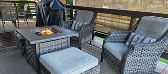 Dolly inspired 1940s 2 bedroom Bungalow near Laurel Lake, hiking, and more