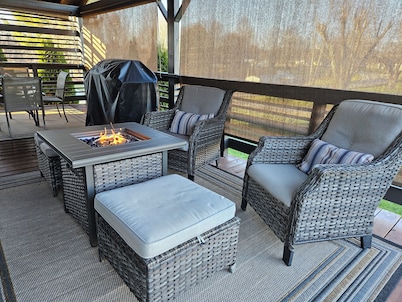 Dolly inspired 1940s 2 bedroom Bungalow near Laurel Lake, hiking, and more