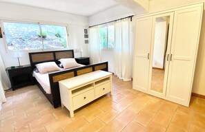 6 slaapkamers, een bureau, een strijkplank/strijkijzer, reisbedje