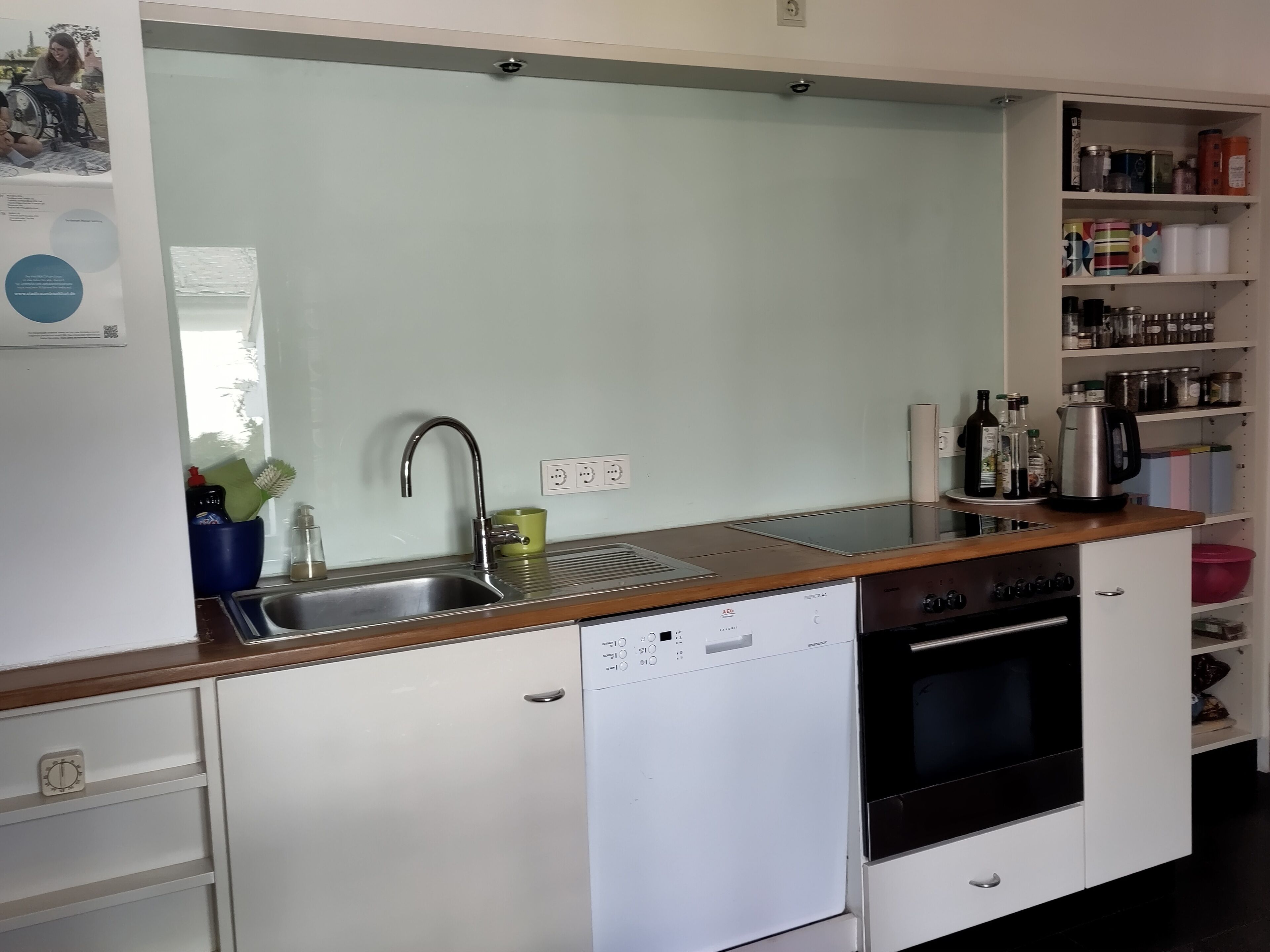 Eine moderne Küche mit Geschirrspüler, Backofen und integriertem Kochfeld.