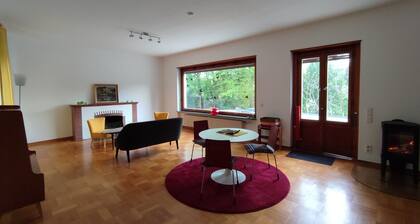 großzügiges Wohnen in kleiner 50er-Jahre-Villa mit großem Garten und Kamin