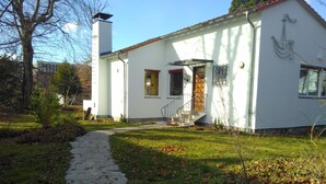 A white building with a stone pathway leading to the entrance. - Spacious Living in a small 50s villa with large garden and fireplace (Langen (Hessen))