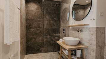 Deluxe Double Room | Bathroom | Shower, rainfall showerhead, free toiletries, hair dryer
