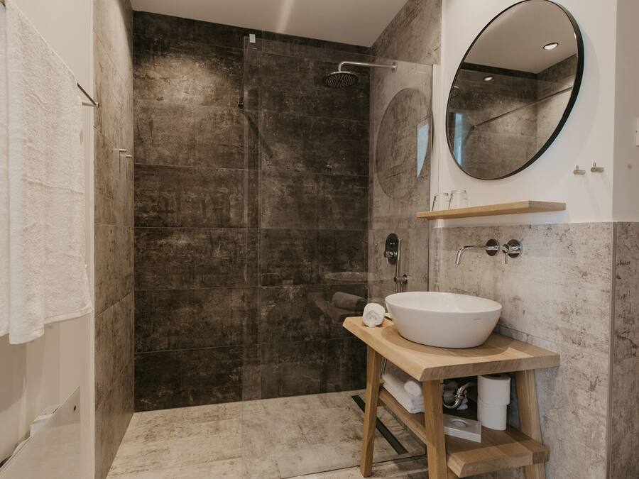 Kamar Double Deluks | Kamar mandi | Shower, pancuran hujan, perlengkapan mandi gratis, dan pengering rambut