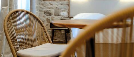 Suite, 2 habitaciones, cocina, en edificio anexo | Sábanas de algodón egipcio y ropa de cama de alta calidad