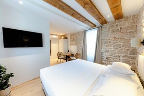 Suite, 2 habitaciones, cocina, en edificio anexo | Sábanas de algodón egipcio y ropa de cama de alta calidad