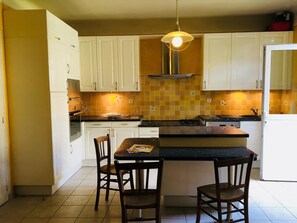 Kylskåp, mikrovågsugn, vattenkokare och grytor/köksredskap