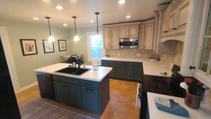 Fridge, microwave, oven, stovetop - Bourbon Trail River House (Frankfort)
