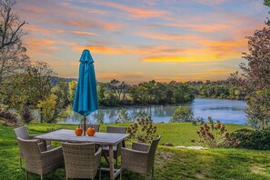 Outdoor dining - Bourbon Trail River House (Frankfort)