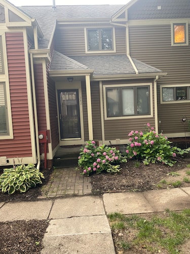 Cozy Condo with garage, laundryClose proximity to UR, RIT and Strong