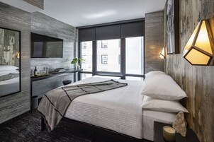 Peralatan tempat tidur premium, peti besi dalam bilik, meja 
