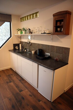 ثلاجة، ميكروويف، ماكينة لصنع القهوة/الشاي، غلّاية كهربائية