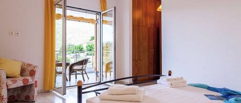 4 slaapkamers, een strijkplank/strijkijzer, reisbedje, gratis wifi