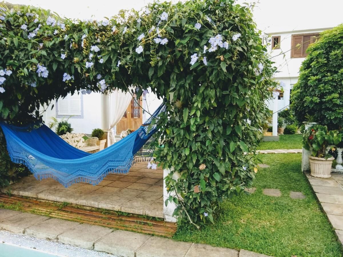 Piscina externa, espreguiçadeiras