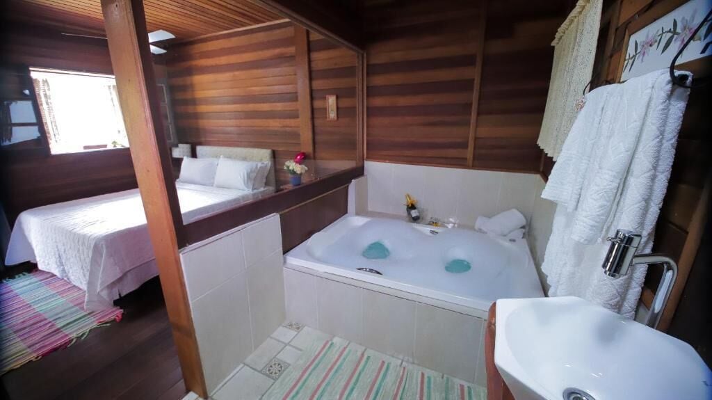 Phòng phong cách lãng mạn | Minibar, bộ trải giường 
