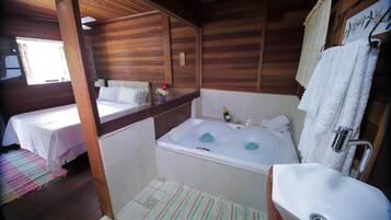 Phòng phong cách lãng mạn | Minibar, bộ trải giường