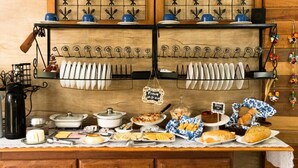A buffet setup with various dishes and utensils. - Pousada do Lago Petrópolis (Petrópolis)