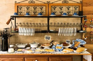 32-inch Smart TV with cable channels, TV