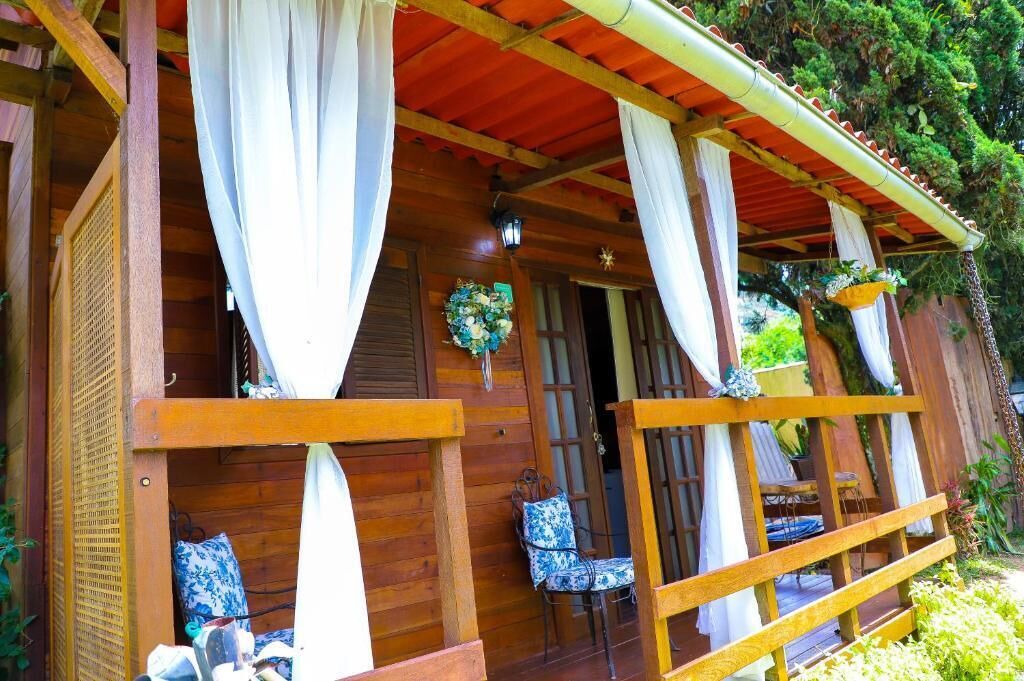 Quarto romântico | Frigobar, roupa de cama