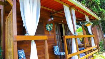 Quarto romântico | Frigobar, roupa de cama
