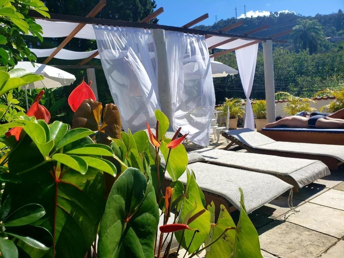 Kolam renang outdoor, dengan kursi berjemur