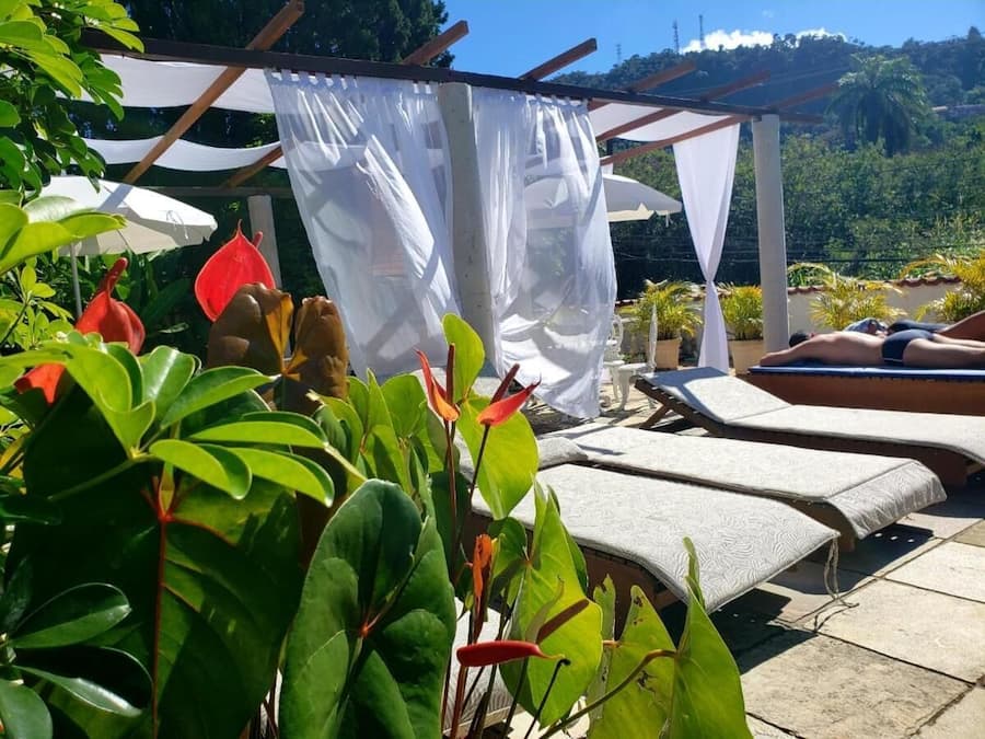 Kolam renang outdoor, dengan kursi berjemur