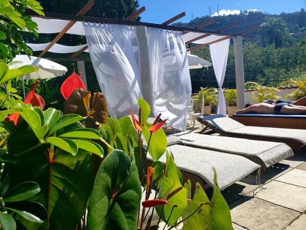 Outdoor pool, sun loungers - Pousada do Lago Petrópolis (Petrópolis)