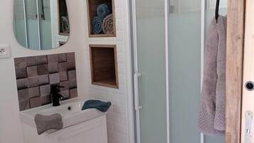 Douche, sĂšche-cheveux