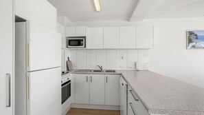 Fridge, microwave, oven, stovetop - Cheltenham Apartments Unit 7, 40 King St (KINGS BEACH)
