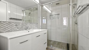 Shower, hair dryer, towels - Cheltenham Apartments Unit 7, 40 King St (KINGS BEACH)