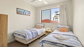 2 bedrooms, iron/ironing board, free WiFi, bed sheets - Cheltenham Apartments Unit 7, 40 King St (KINGS BEACH)
