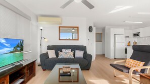 Smart TV, DVD player - Cheltenham Apartments Unit 7, 40 King St (KINGS BEACH)