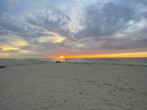 Aruba IXORA Suite, 1-bdrm, sleeps 2, 7 minutes drive to the beach